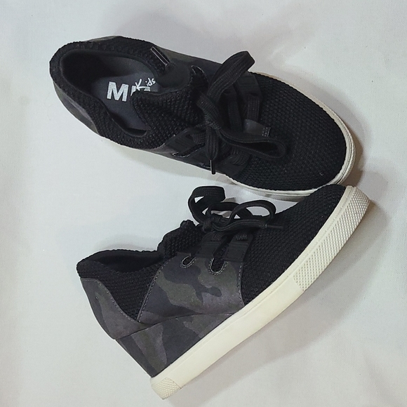 Mia Kids wedge sneaker size 13.5 - Picture 1 of 8